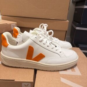 NWT  WITH BOX Veja Men's V-12 Low Top Leather Sneakers